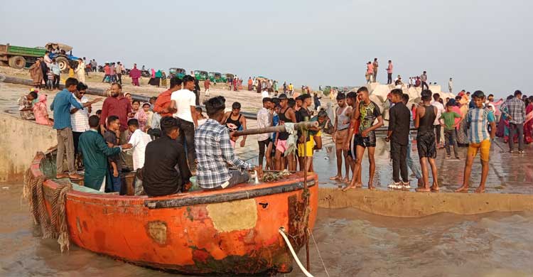 মিরসরাই শিল্পজোন সমুদ্রসৈকতে দর্শনার্থীদের ভিড়
