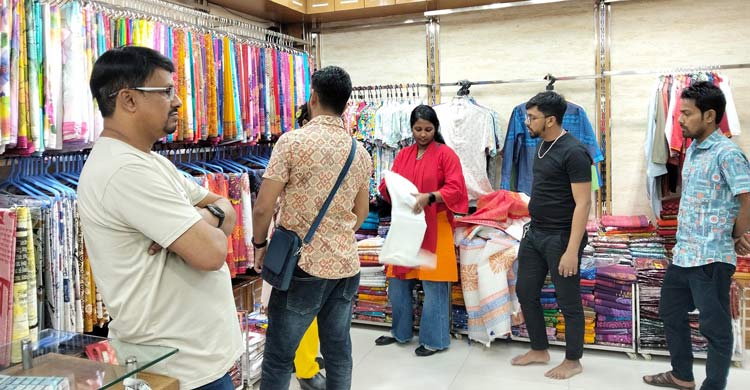 মিছিল-মিটিংয়ের কারণে শাহবাগ এড়িয়ে চলায় বৈশাখের বেচাকেনায় ভাটা