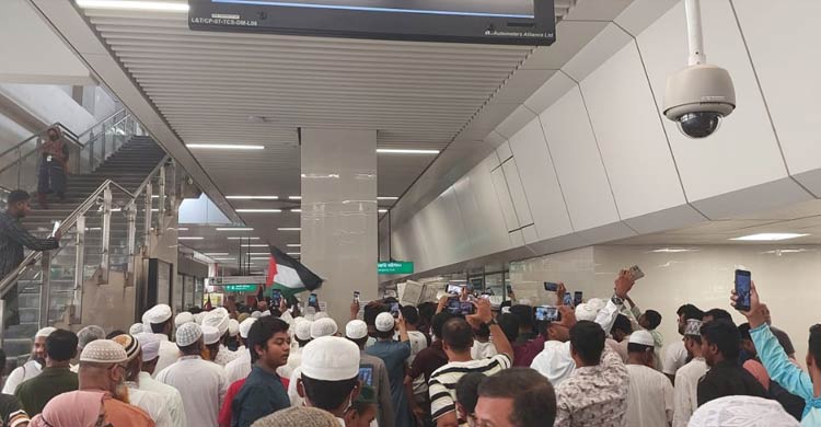 ফিলিস্তিনের পক্ষে মিছিলে মুখরিত শাহবাগ মেট্রো স্টেশন