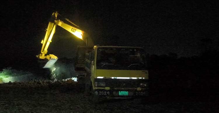 হাওরের মাটি কেটে জমজমাট ব্যবসা, মুখ খুললেই হয়রানি