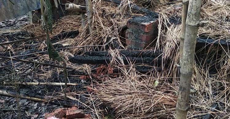 পঞ্চগড়ে সাদ্দাম হোসেনের বাড়িতে আগুন