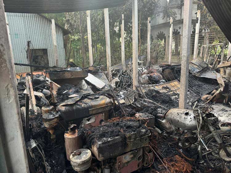 শিল্পী মানবেন্দ্র ঘোষের বাড়িতে আগুন, হামলাকারীদের ধরতে নির্দেশ