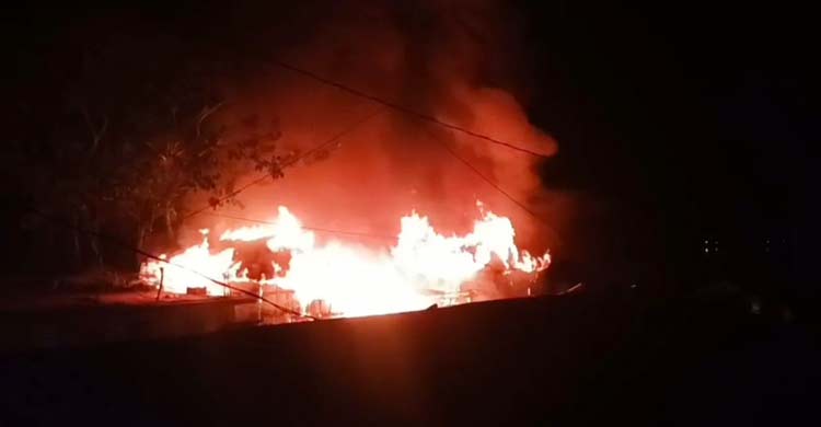 মধ্যরাতে পুড়ে ছাই বিএনপি কার্যালয়সহ ৫ দোকান