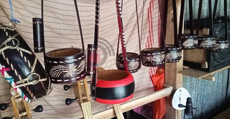 দেশ পেরিয়ে বিদেশে যাচ্ছে হেলাল সাধুর একতারা-দোতারা 