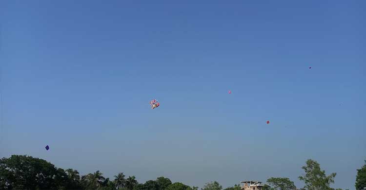 &lsquo;আমাদের শৈশবস্মৃতিতে ঘোরে ঘুড়ি, এই প্রজন্মের ঘুরবে মোবাইল&rsquo;