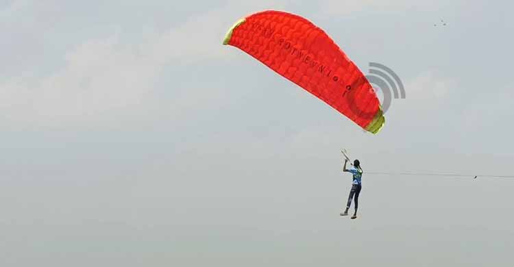 আকাশে ওড়ার স্বপ্ন থেকে প্যারাগ্লাইডার বানিয়ে ফেললেন মারুফ