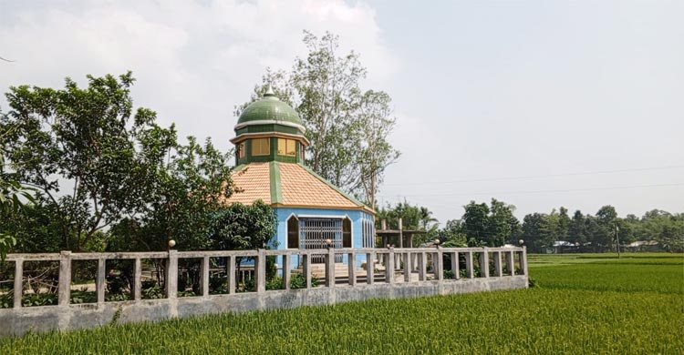 পর্যটকদের নজর কাড়ে মসজিদে নূর