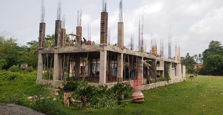 কাজ শেষ হয়নি ৮ বছরেও, খোলা মাঠে পড়ছে শিশুরা