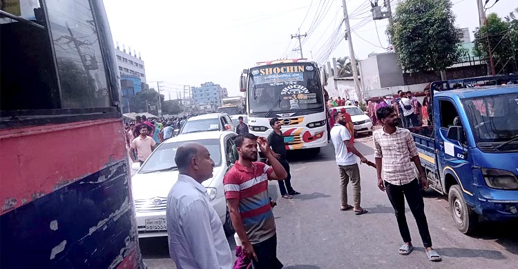 গাজীপুরে ট্রাকচাপায় নারী শ্রমিকের মৃত্যু, মহাসড়ক অবরোধ