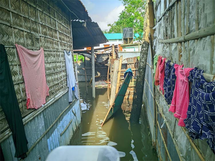 রংপুরে বৃষ্টিতে জলাবদ্ধতা, ক্ষুব্ধ নগরবাসী