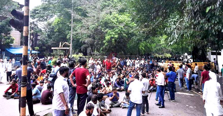 ইশরাক সমর্থকদের রাতভর অবস্থানের পর সকালেও বিক্ষোভ অব্যাহত
