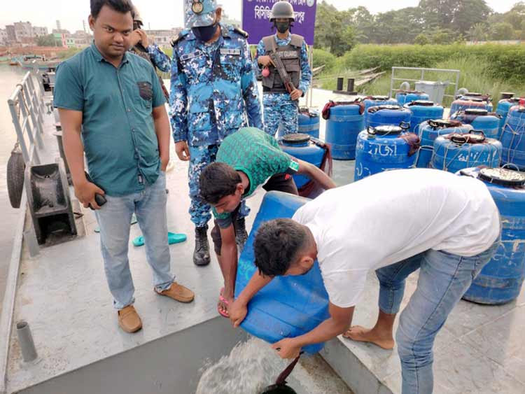 চাঁদপুরে ৭২ লাখ চিংড়ির রেণু জব্দ