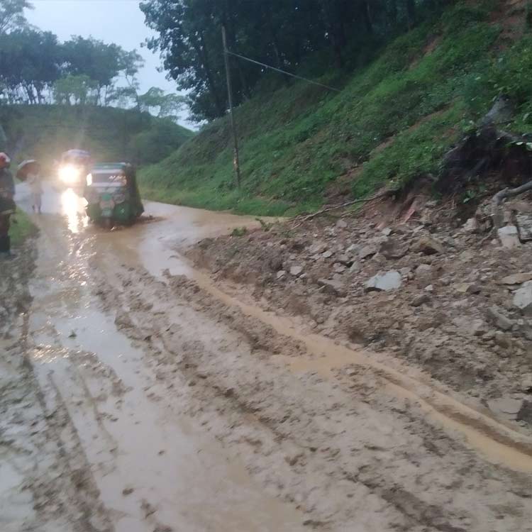 মৌলভীবাজারে সড়কের ওপর ধসে পড়লো পাহাড়
