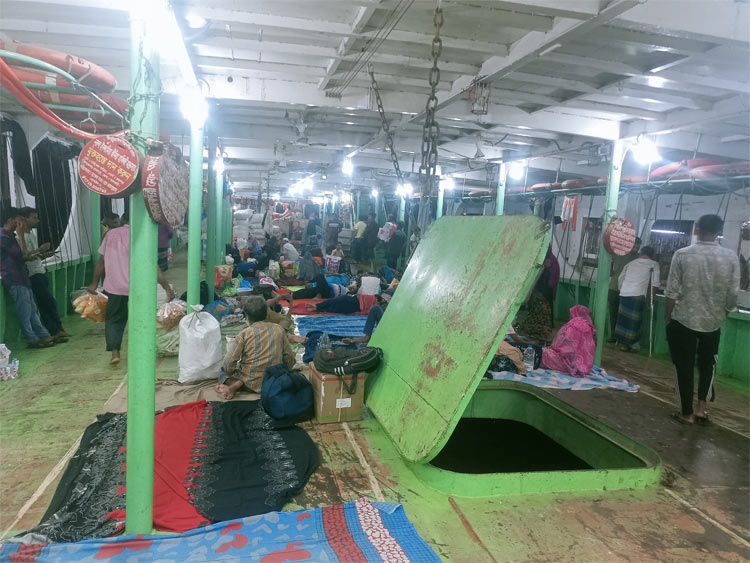 সদরঘাটে যাত্রীদের স্বস্তি, বাড়েনি ভাড়া