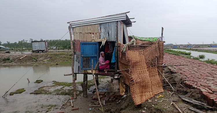 ‘বসতঘর তো না, মাথায় আকাশ ভেঙে পড়েছে’