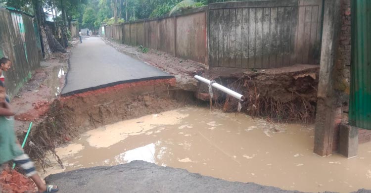 ঠিকাদারের অবহেলার মাশুল দিচ্ছে কয়েকশ পরিবার