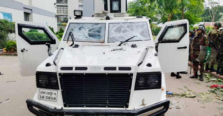 ছাদ থেকে লাফিয়ে মৃত্যু: গাজীপুরে শ্রমিক-পুলিশ ধাওয়া পাল্টাধাওয়া