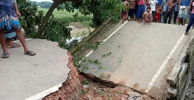 গভীর রাতে ভেঙে পড়লো সেতু, চলাচল বন্ধ
