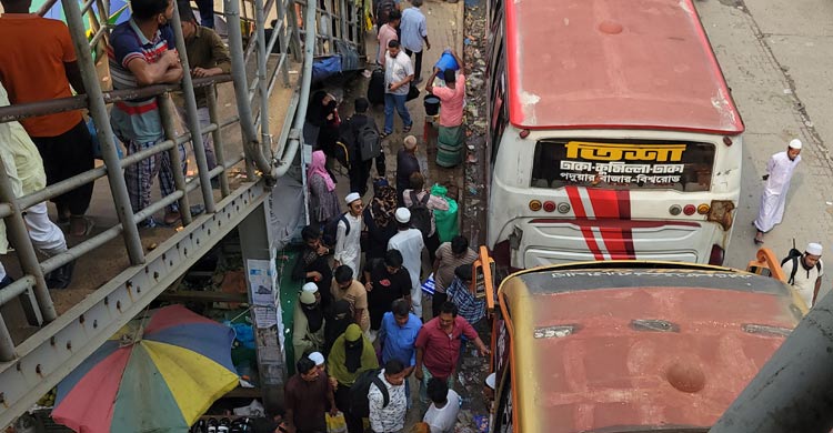 কাউন্টারে বাড়ছে যাত্রীদের চাপ, বেশি ভাড়া আদায়ের অভিযোগ