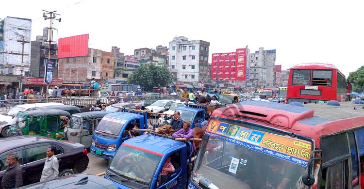 বাসশূন্য গাবতলী টার্মিনালে ঘরমুখো মানুষের ঢল