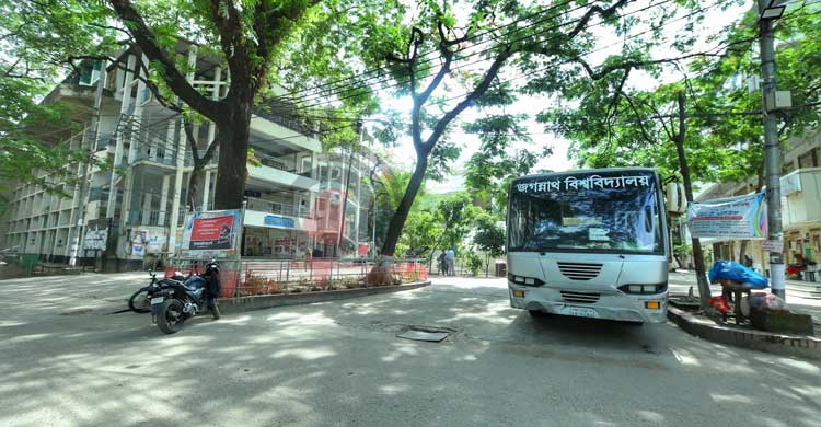 পুরান ঢাকার ঘিঞ্জি পরিবেশে ভালো মেসও জোটে না জবি শিক্ষার্থীদের