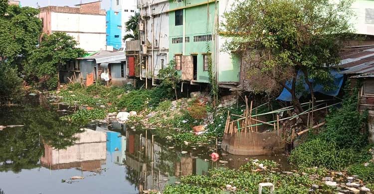 দখলে-দূষণে অস্তিত্ব সংকটে রহমতখালী খাল