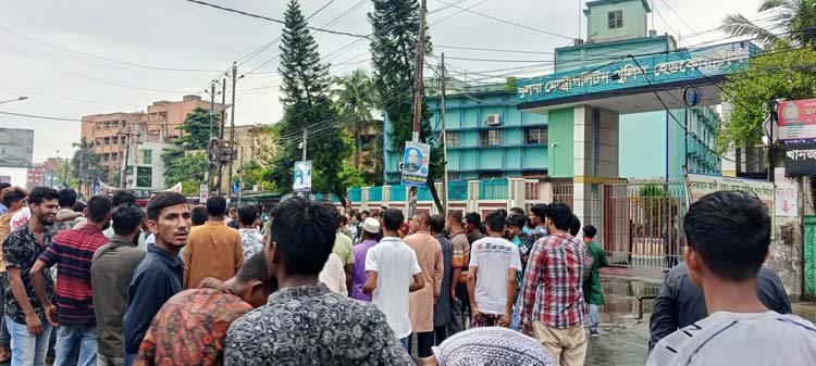কেএমপি কমিশনারের অপসারণ দাবিতে বিক্ষোভ