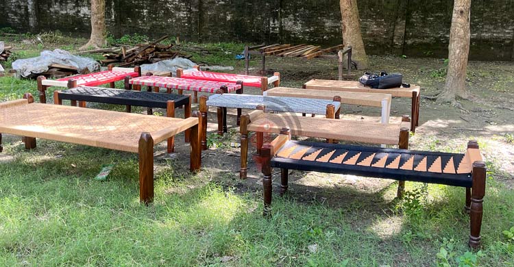 চাঁপাইনবাবগঞ্জের দড়ির খাটলা নজর কেড়েছে অভিজাতদের