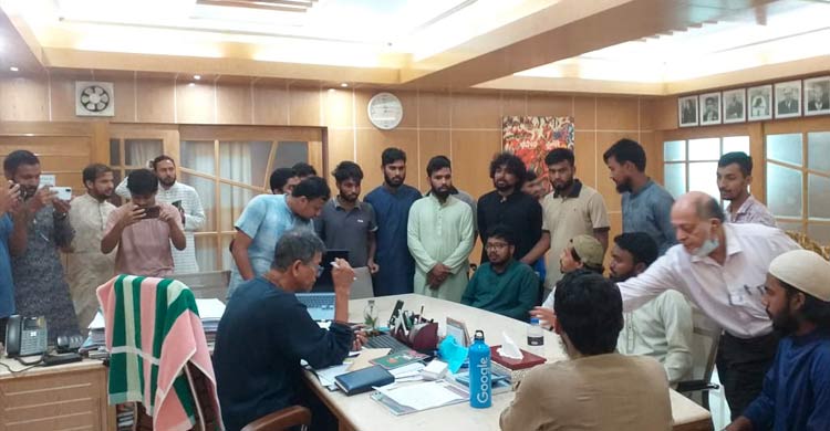 শিক্ষকের প্রমোশনের চেষ্টা: প্রশাসনিক ভবনে তালা চবি শিক্ষার্থীদের