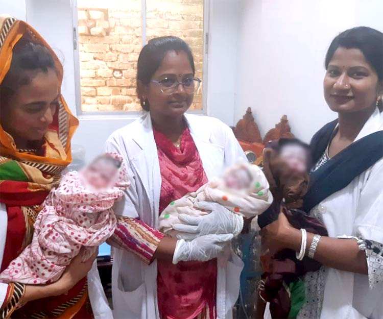 একসঙ্গে তিন কন্যার জন্ম দিলেন গৃহবধূ আলপনা