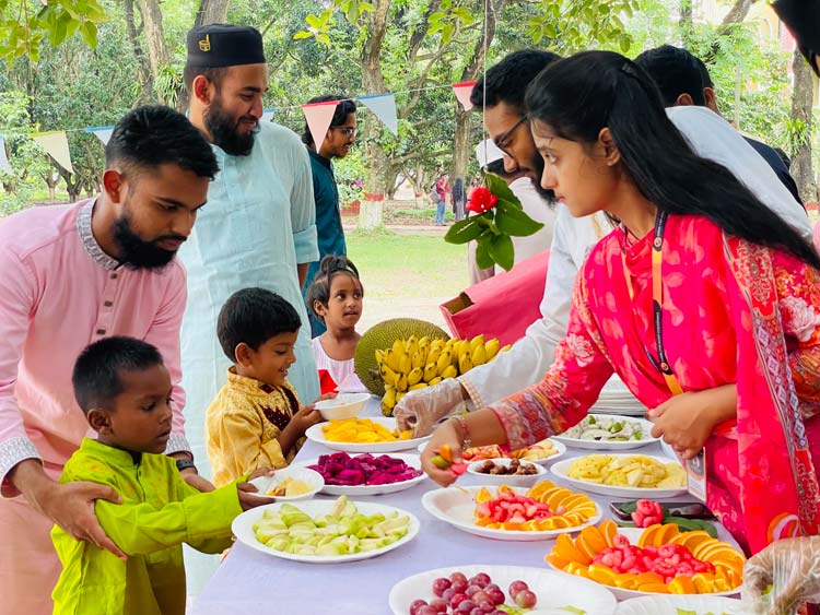 ইসলামী বিশ্ববিদ্যালয়ে সুবিধাবঞ্চিত শিশুদের নিয়ে ফল উৎসব