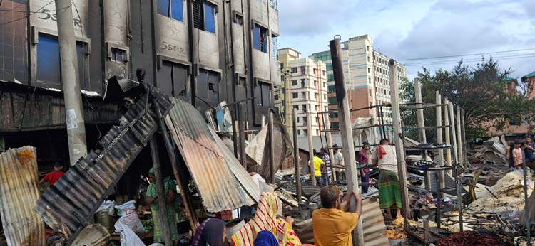 গাজীপুরে বাজারে আগুন, ১৬ দোকান পুড়ে ছাই