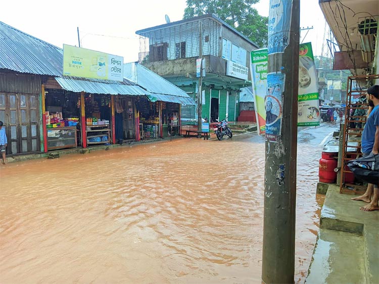তিন নদীর বাঁধ ভেঙে ৩০ গ্রাম প্লাবিত, যোগাযোগ বিচ্ছিন্ন পরশুরাম