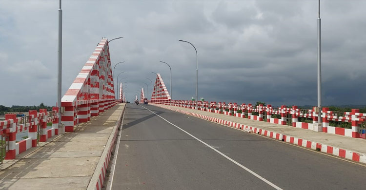 সন্ধ্যা নামলেই সেতুতে সৃষ্টি হয় ভুতুড়ে পরিবেশ