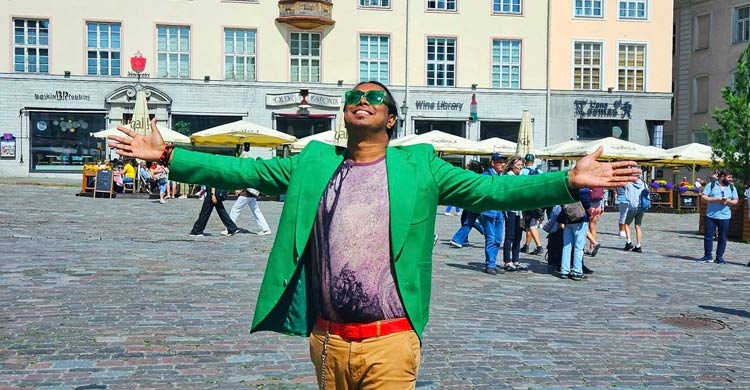 এক পুরোনো প্রাচীরের কাছে বারবার ফেরা