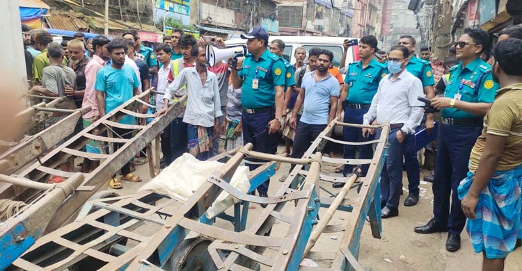 রাস্তায় মালামাল রেখে যান চলাচলে বিঘ্ন সৃষ্টি, চারজনকে জরিমানা