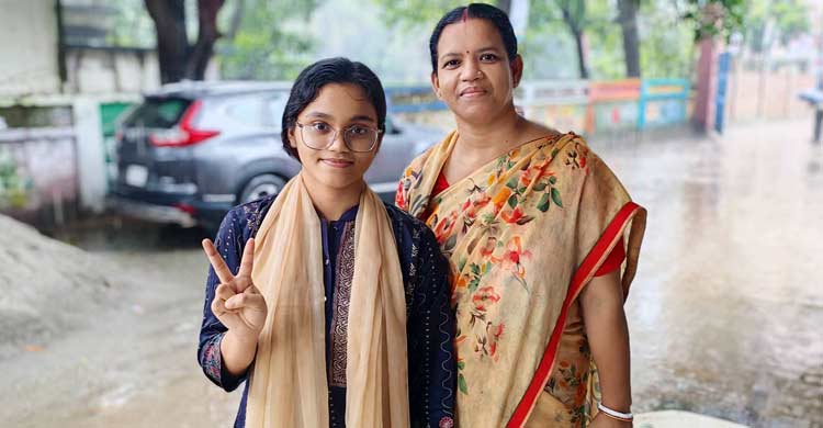 শিডিউলে পড়ালেখা করে এসএসসিতে কুমিল্লা বোর্ড সেরা অনামিকা