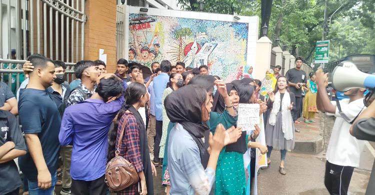 ঢাকা বোর্ডের সামনে আজও এসএসসিতে ফেল করাদের বিক্ষোভ