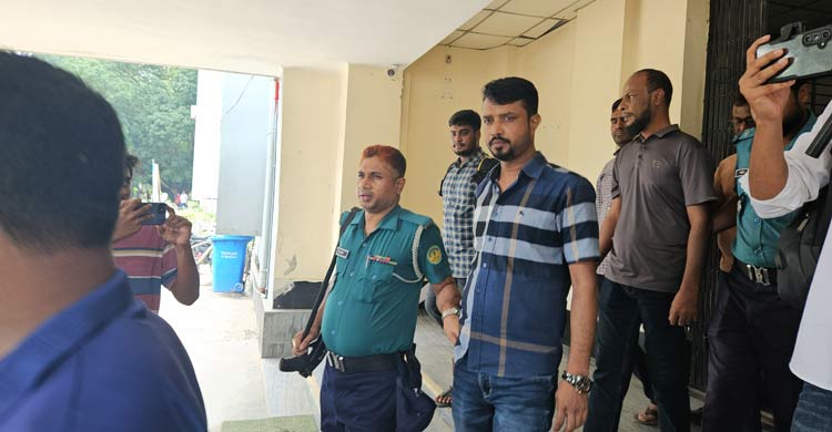 রাবিতে তিন কর্মকর্তাকে পুলিশে দিলো সাবেক শিক্ষার্থীরা