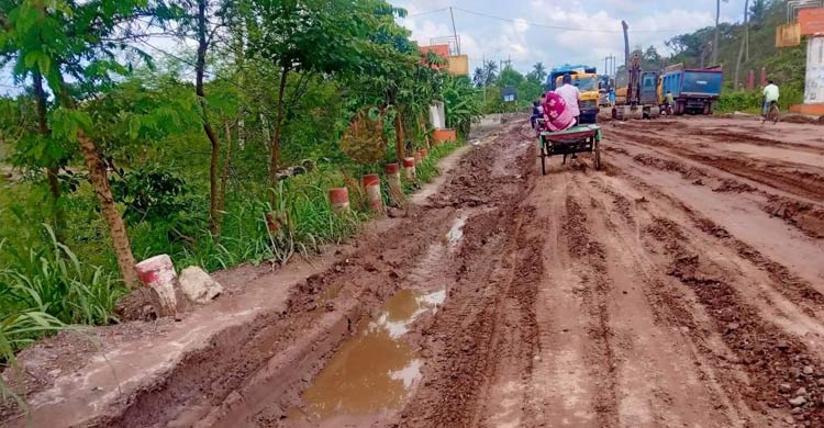 খানাখন্দে ভরা মহাসড়ক যেন মাটি-কাদার ভাগাড়