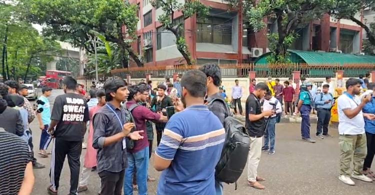 পুলিশের বাধার মুখে এসএসসিতে অকৃতকার্যদের ‘মার্চ টু সচিবালয়’