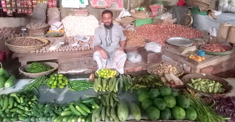 টানা বৃষ্টিতে রাজশাহীতে বাড়তি সবজির বাজার
