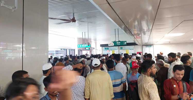 বাস-রেল-লঞ্চের মতো মেট্রোরেলেও মানুষের চাপ