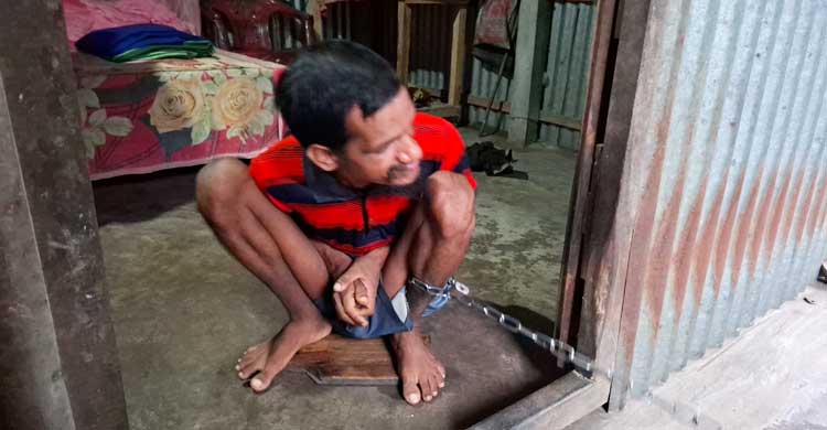 মানুষ দেখলেই বড় চোখে তাকিয়ে থাকেন শিকলবন্দি সাইফুল