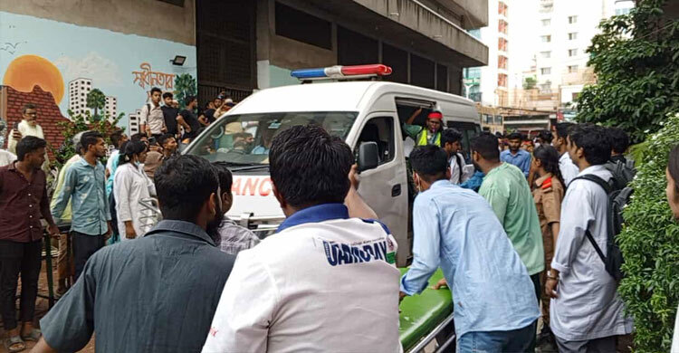 ছুটির পর বাচ্চাদের ক্লাসরুম থেকে বের করছিলাম, হঠাৎ আগুনে ঝলসে যাই