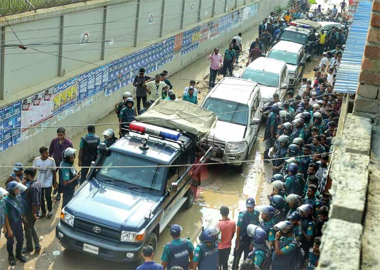 ৫ ঘণ্টা পর বের হয়ে বাধার মুখে ফের মাইলস্টোনে দুই উপদেষ্টা