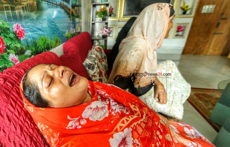 ছোট মেয়ে নুসরাত জাহান আনিকাকে হারিয়ে মা পারুল আক্তারের আহাজারি। ছবি: মাহবুব আলম