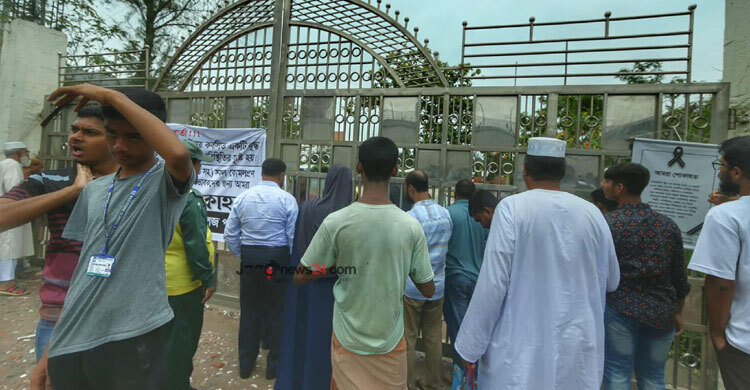আজও ৩ গেট বন্ধ, শিক্ষক-কর্মচারী-অভিভাবক ছাড়া ঢুকতে পারছেন না কেউ