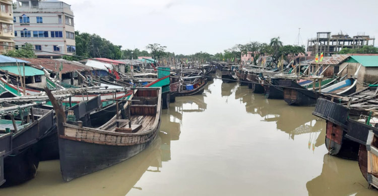 সেন্টমার্টিনে নৌযান চলাচল বন্ধ, দ্বীপে খাবার সংকট