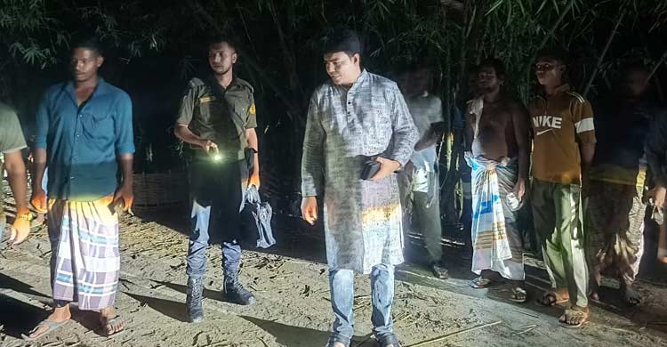 লালমনিরহাটে বালু উত্তোলন বন্ধে অভিযান, ড্রেজার জব্দ